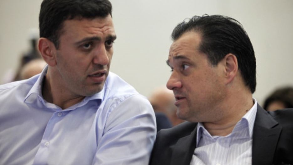 Γεωργιάδης και Κικίλιας έκαναν… ανεπίσημη παράδοση- παραλαβή στη Βουλή – ΦΩΤΟ