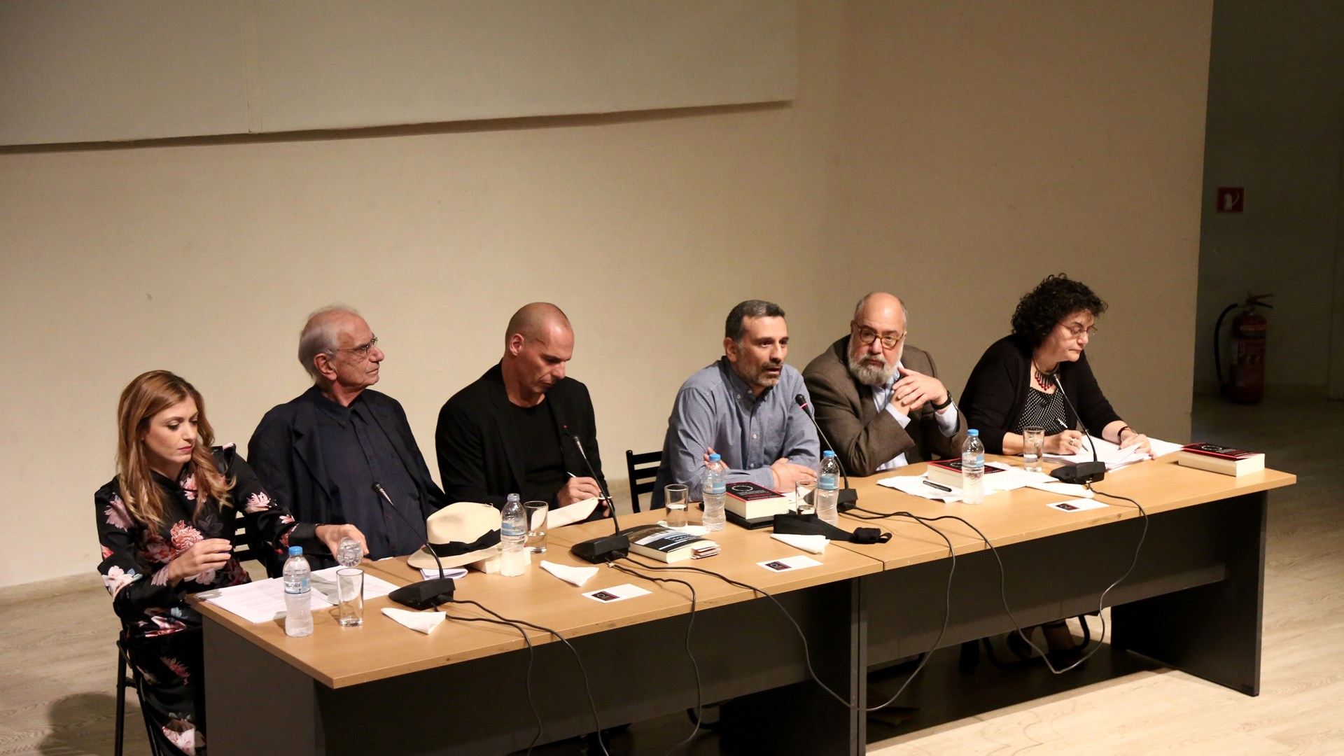 Παρουσίασε το βιβλίο του ο Βαρουφάκης – Ο Κώστας Γαβράς δήλωσε την πρόθεσή του να το μεταφέρει στο σινεμά