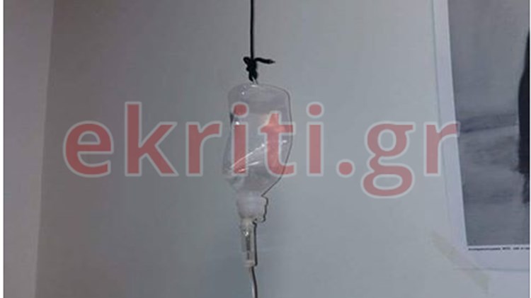 Εικόνες σοκ σε νοσοκομείο – Ασθενείς κρεμούν τους ορούς με κορδόνια από το ταβάνι – ΦΩΤΟ