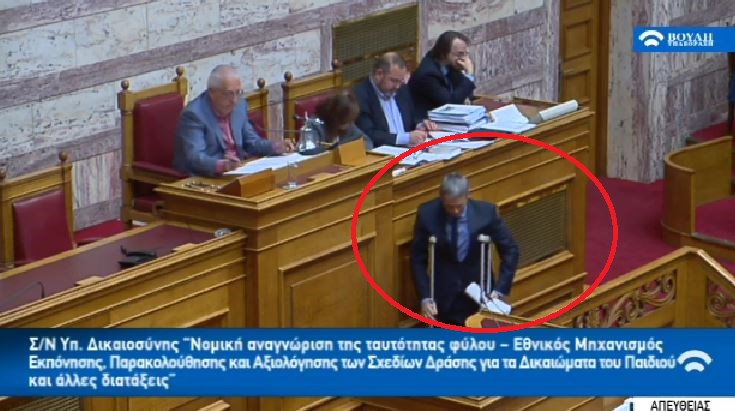 Με πατερίτσες ο Καραγκούνης στη Βουλή – ΦΩΤΟ – ΒΙΝΤΕΟ