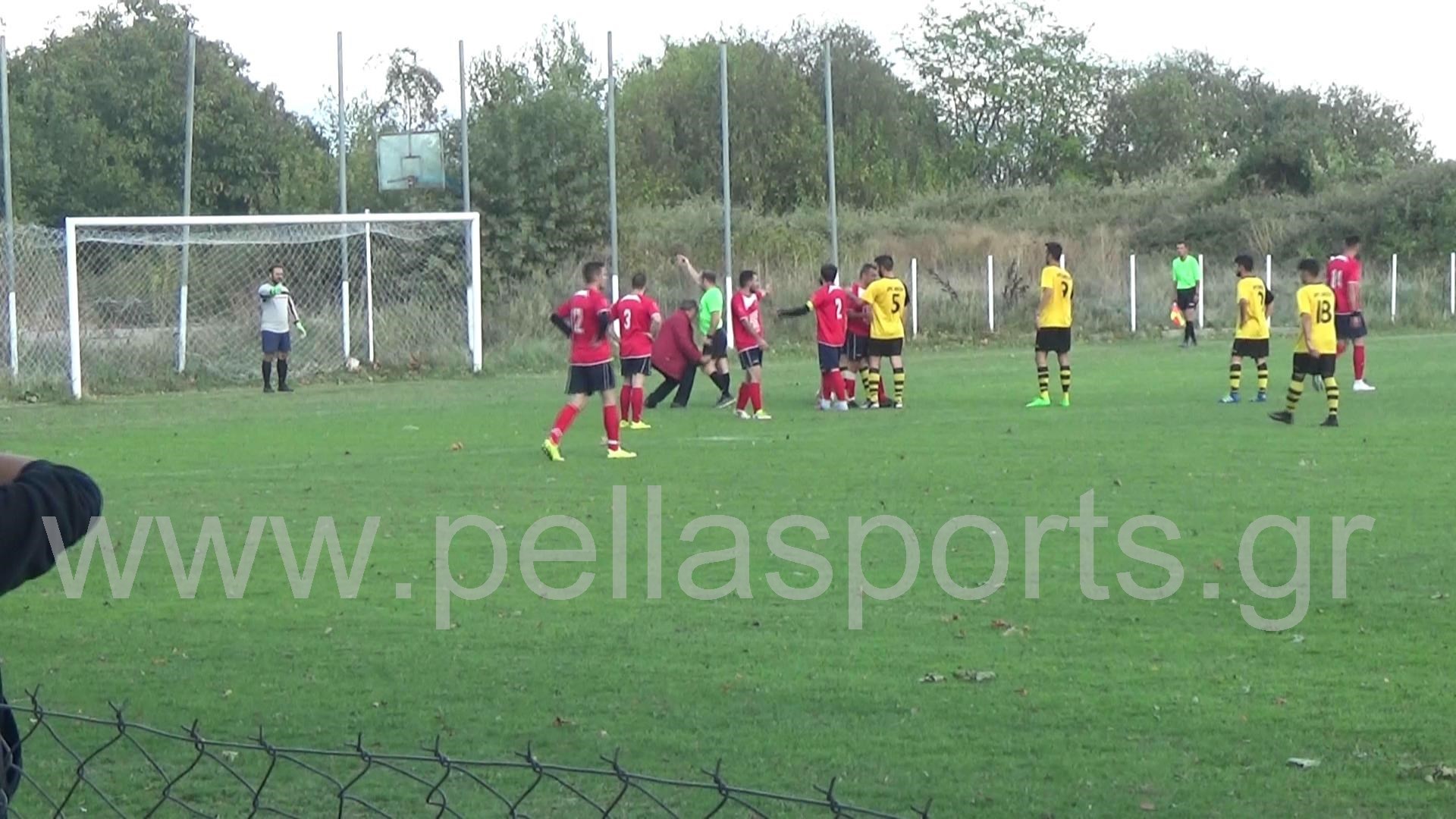 Παράγοντας σε τοπικό πρωτάθλημα προσπάθησε να κατεβάσει το σορτσάκι του διαιτητή – ΒΙΝΤΕΟ