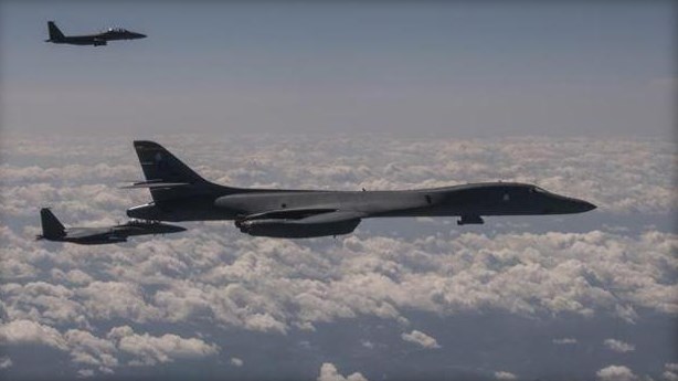 Επίδειξη δύναμης των ΗΠΑ με πτήση στρατηγικών βομβαρδιστικών πάνω από την Κορεατική χερσόνησο