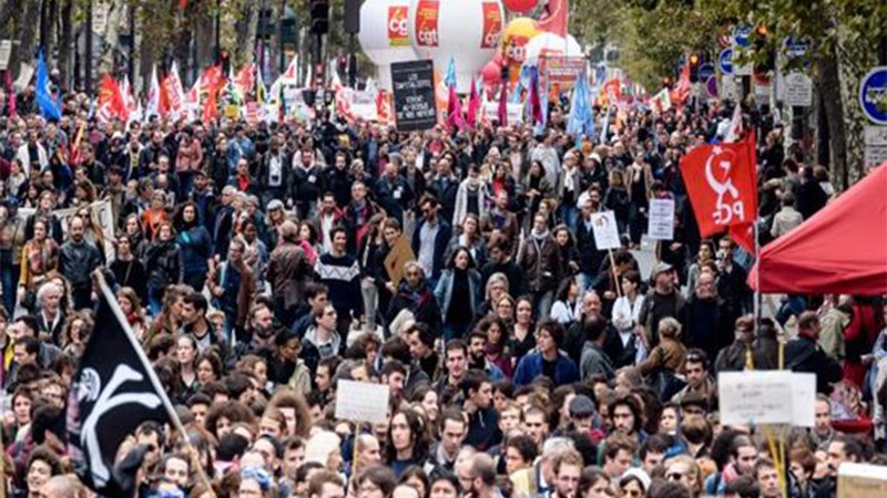 Μακρόν: Αντιμέτωπος με εξέγερση των δημοσίων υπάλληλων