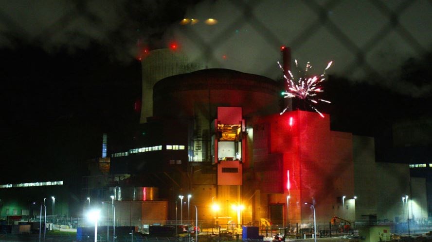 Επεισόδιο σε πυρηνικό σταθμό της Γαλλίας με ακτιβιστές της Greenpeace – Άναψαν πυροτεχνήματα – ΒΙΝΤΕΟ