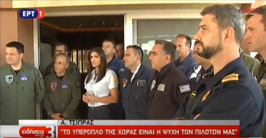 Η εντυπωσιακή υπαξιωματικός της Π.Α. που έκλεψε την παράσταση κατά την ομιλία του Τσίπρα στους πιλότους – ΒΙΝΤΕΟ