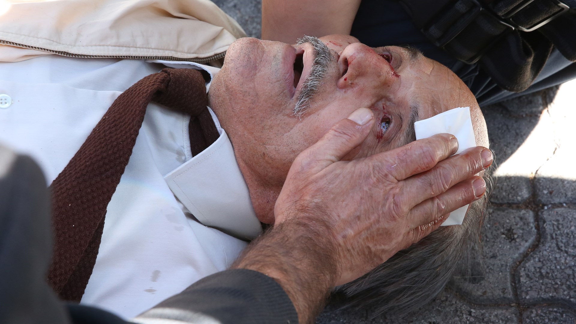 Αστυνομικός των ΜΑΤ τραυμάτισε ηλικιωμένο στην Ευελπίδων – ΦΩΤΟ