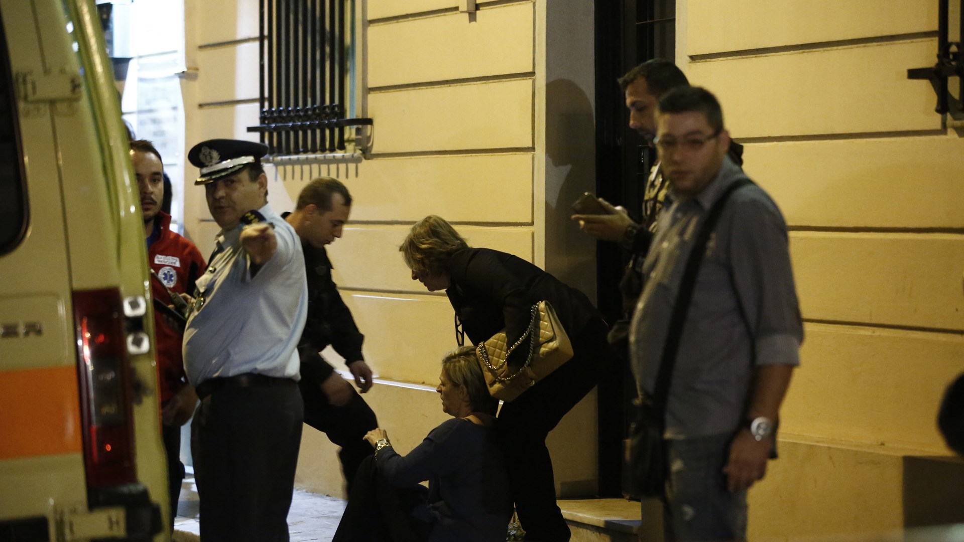 Συγκλονιστικές εικόνες έξω από το γραφείο του Μιχάλη Ζαφειρόπουλου – Κατέρρευσαν οι συγγενείς του – ΦΩΤΟ