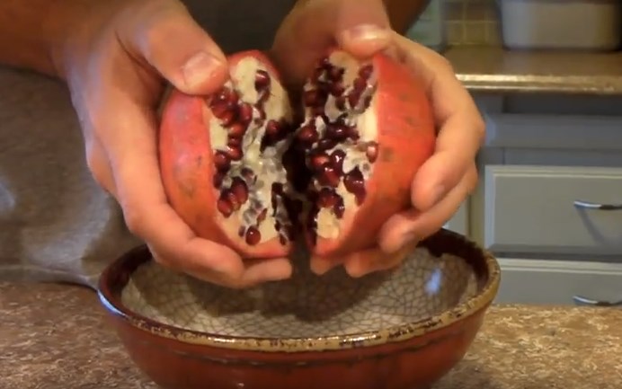 Πώς να καθαρίσετε ένα ρόδι σε… 10 δευτερόλεπτα – ΒΙΝΤΕΟ