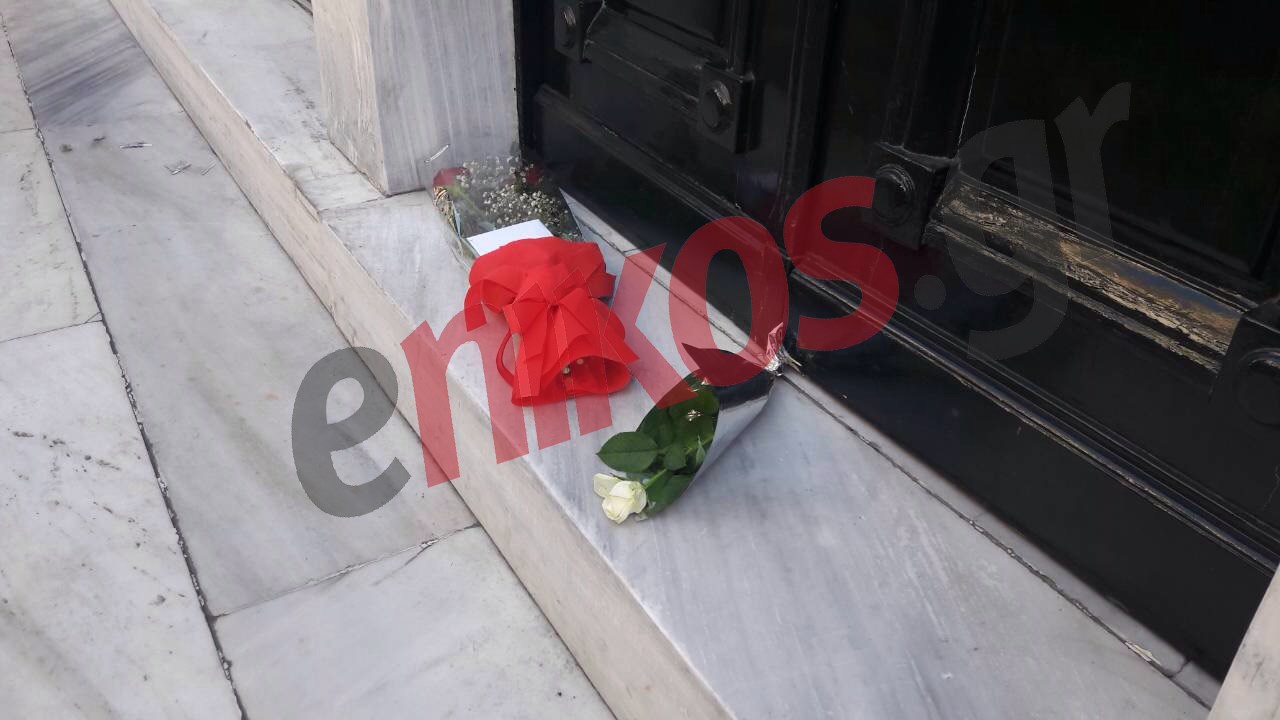 Λουλούδια έξω από το γραφείο του Μιχάλη Ζαφειρόπουλου – ΦΩΤΟ