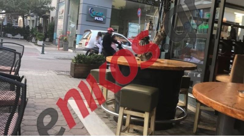 Η ανευθυνότητα σε όλο της το μεγαλείο: Τρίκαβαλο με τα παιδιά, χωρίς κράνη – ΦΩΤΟ αναγνώστη