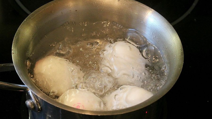 Πώς μπορώ να βράσω αυγά χωρίς να σπάνε;