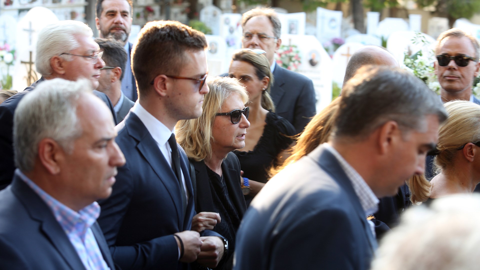 Ράγισαν καρδιές στην κηδεία του Μιχάλη Ζαφειρόπουλου – ΦΩΤΟ