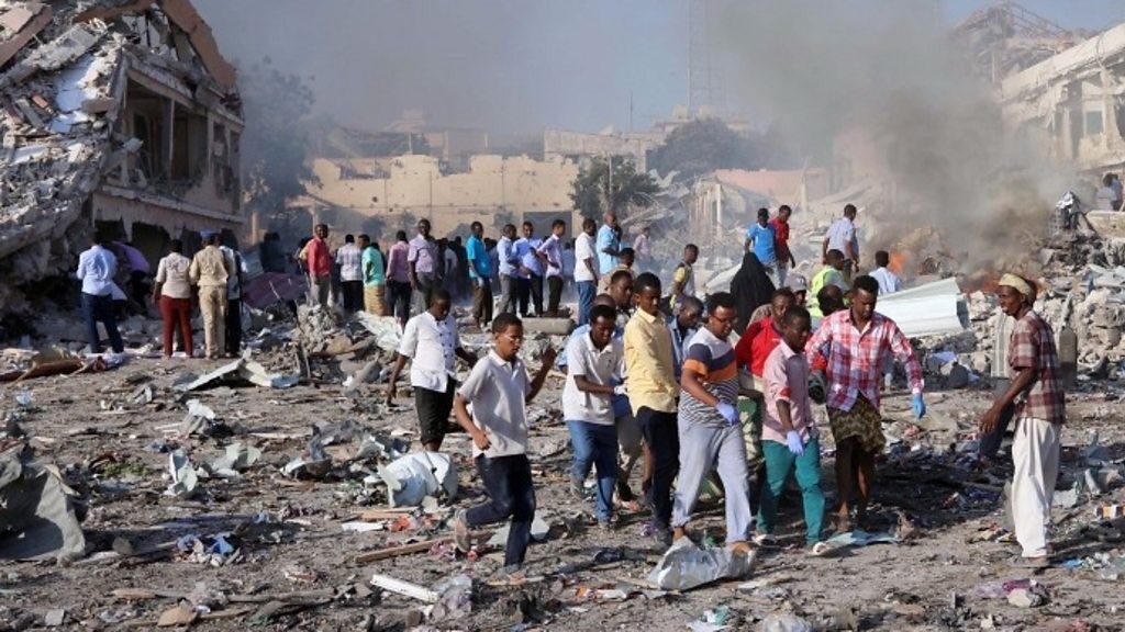 Τουλάχιστον 20 νεκροί από έκρηξη παγιδευμένου αυτοκινήτου στη Σομαλία – ΦΩΤΟ
