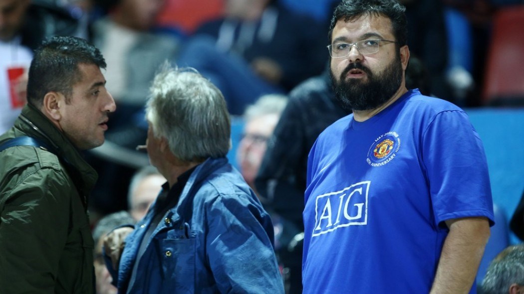 Με φανέλα της Γιουνάιτεντ στη Νέα Σμύρνη ο υφυπουργός Αθλητισμού – ΦΩΤΟ