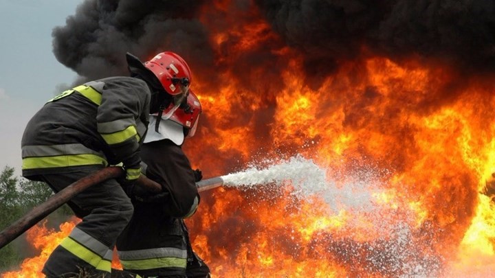 Μαίνεται η πυρκαγιά στην Εύβοια