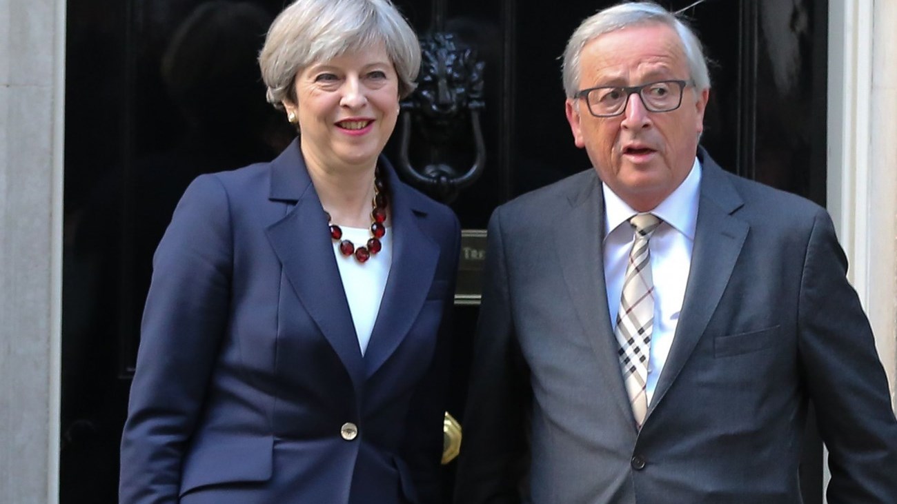 Στις Βρυξέλλες μεταβαίνει η Μέι – Κρίσιμες επαφές με Γιούνκερ για το Brexit
