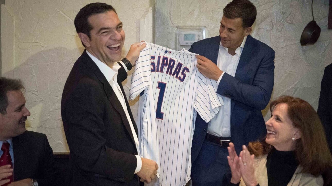 Η φανέλα που έκαναν δώρο στον Τσίπρα στο Σικάγο – ΦΩΤΟ