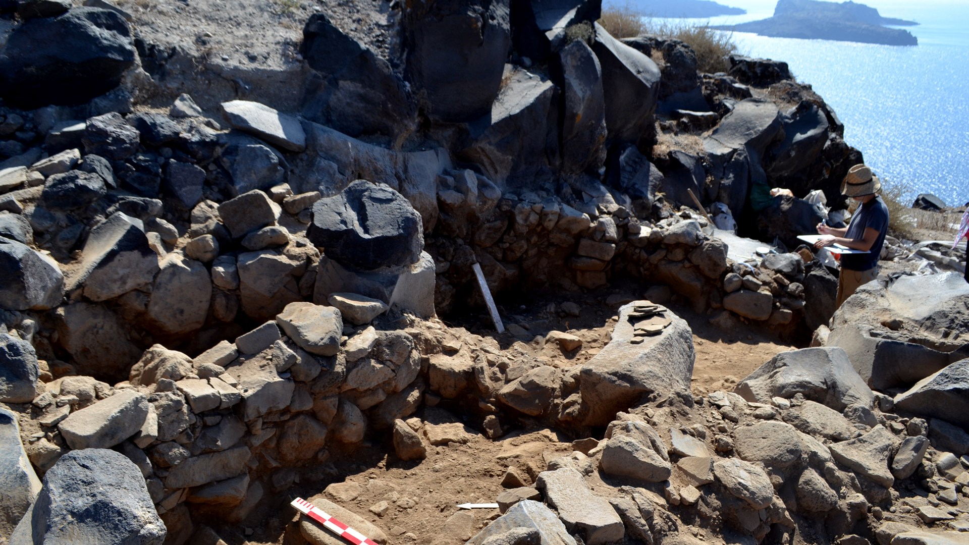 Αποκαλύφθηκε προϊστορικός οικισμός της Εποχής του Χαλκού στη Σαντορίνη – Εντυπωσιακές ΦΩΤΟ
