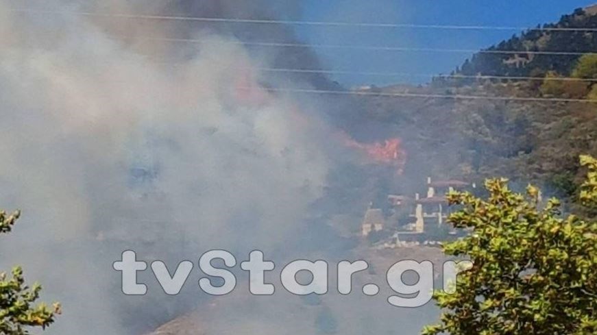 Φωτιά Καρπενήσι: Απειλούνται σπίτια και ξενοδοχεία