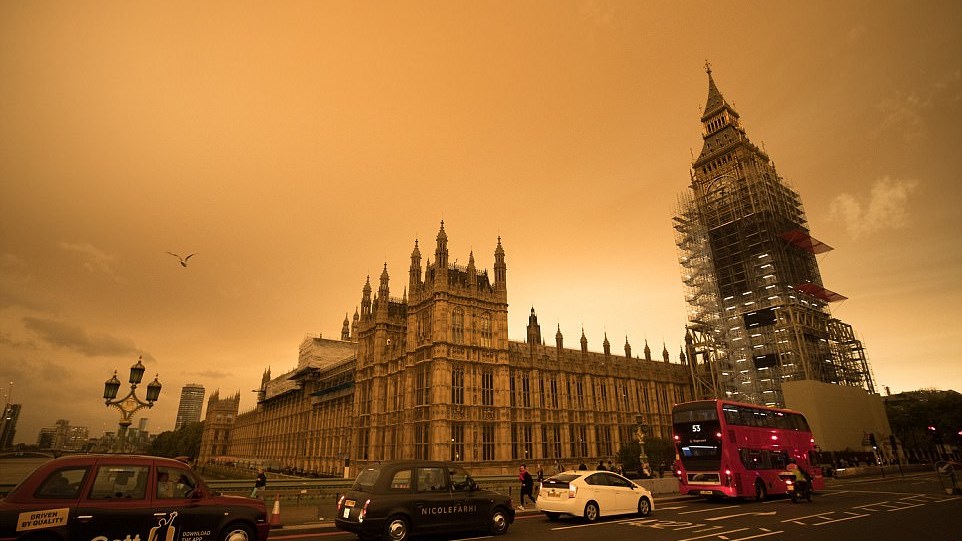 Ο ουρανός του Λονδίνου βάφτηκε… κίτρινος – ΒΙΝΤΕΟ – ΦΩΤΟ