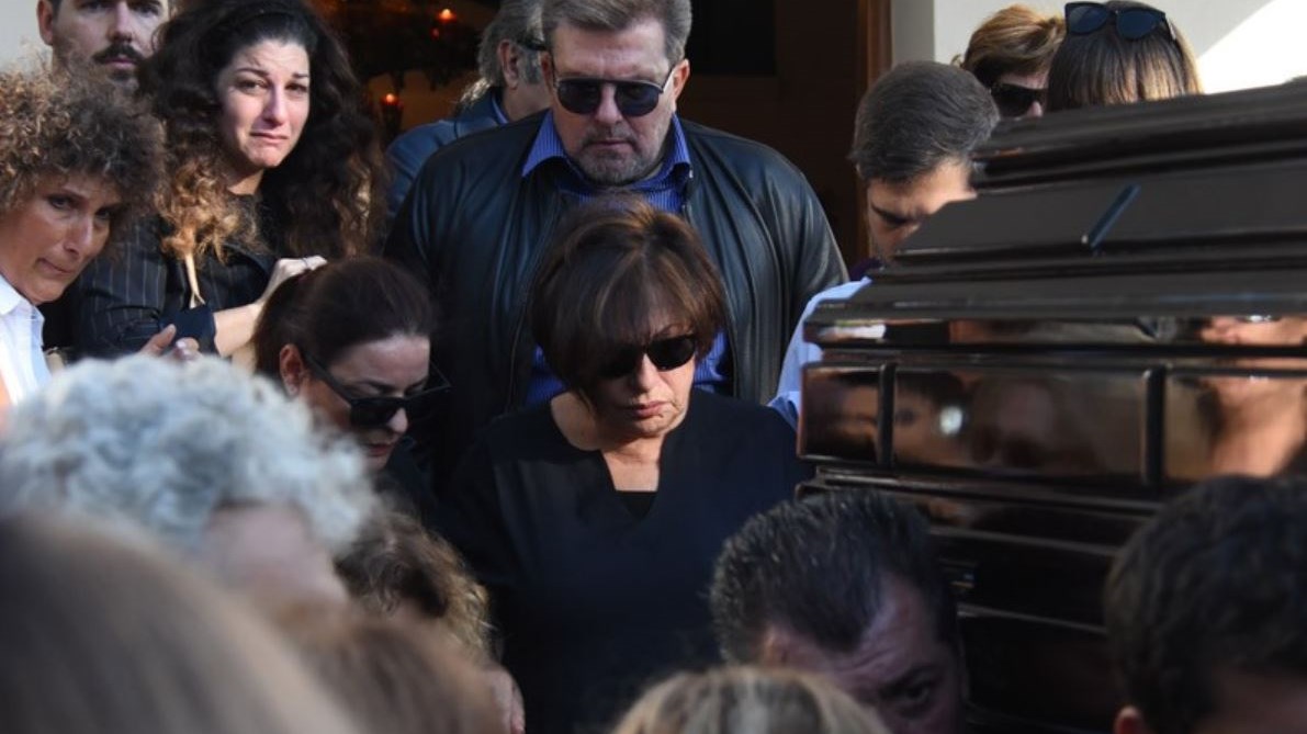 Συντετριμμένη η Χαρούλα Αλεξίου στην κηδεία του αδελφού της – ΦΩΤΟ
