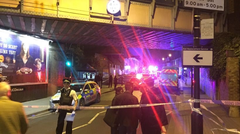 Ένας νεκρός από την επίθεση με μαχαίρι έξω από το σταθμό του μετρό στο Λονδίνο – ΤΩΡΑ