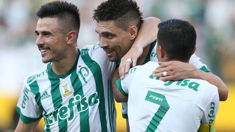 Πήγε στο γήπεδο με το γουρούνι του – ΦΩΤΟ