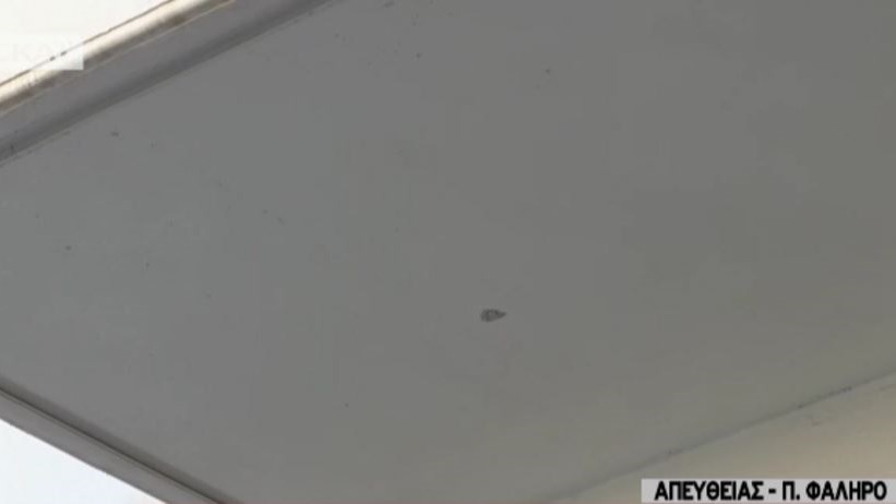 Οι πρώτες εικόνες από την απόπειρα ληστείας με καλάσνικοφ – Η σφαίρα καρφώθηκε στο μπαλκόνι – ΒΙΝΤΕΟ