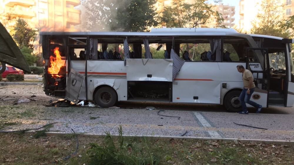 12 τραυματίες από βομβιστική επίθεση σε λεωφορείο της τουρκικής αστυνομίας – ΦΩΤΟ