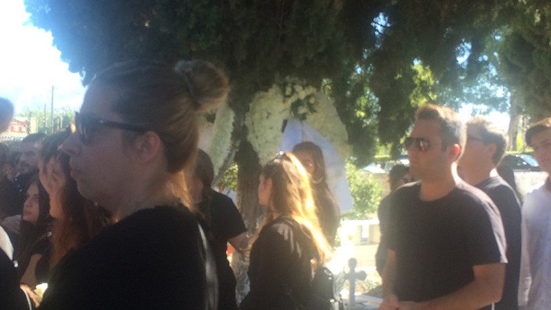 Σε κλίμα οδύνης κηδεύτηκαν μαζί μητέρα και κόρη στο Μαρκόπουλο – ΒΙΝΤΕΟ