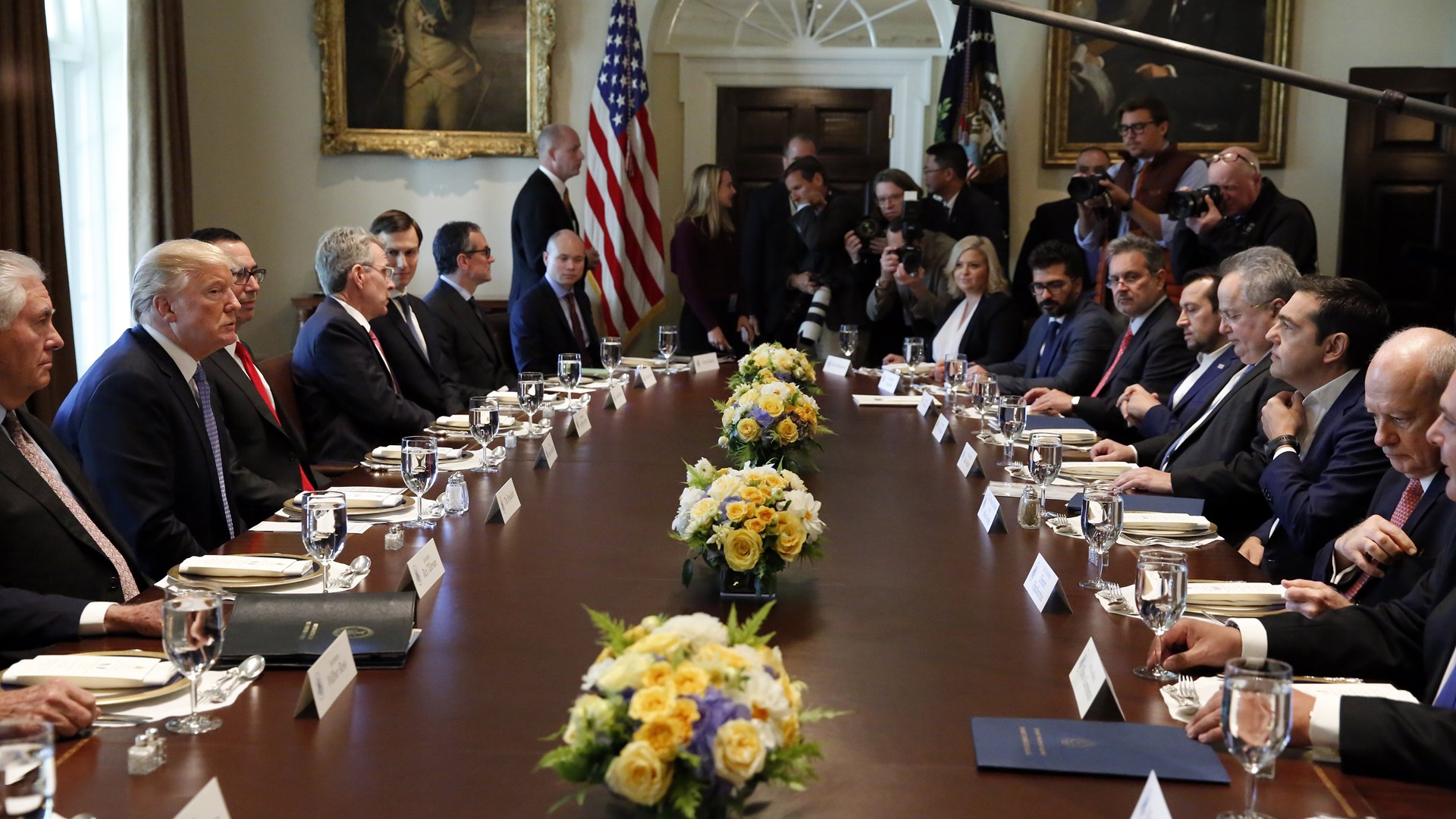 Οι συμμετέχοντες στις διευρυμένες συνομιλίες στον Λευκό Οίκο
