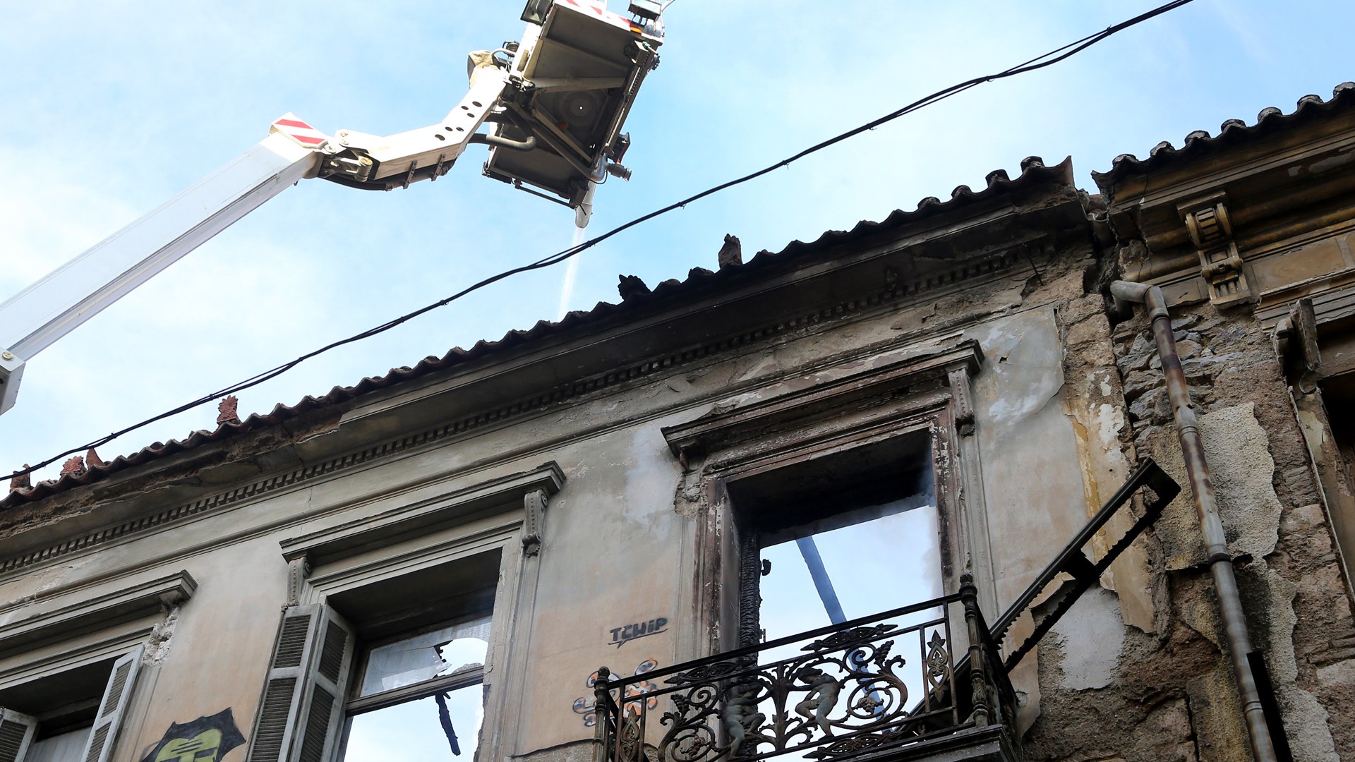 Οι πρώτες εικόνες από τη φωτιά στο κέντρο της Αθήνας – ΦΩΤΟ