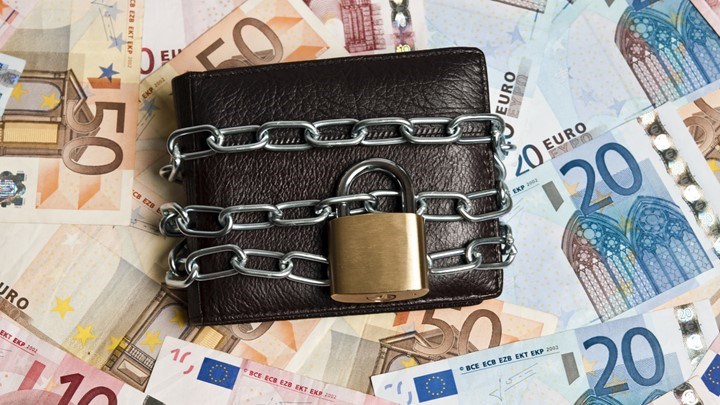 Καταγγελία-βόμβα από την ΕΚΠΟΙΖΩ: Η ΑΑΔΕ κατάσχει ποσά από ακατάσχετους κοινούς λογαριασμούς