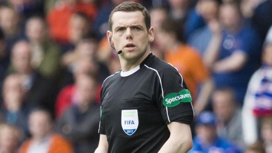 Από βουλευτής… βοηθός διαιτητή στον αγώνα Μπαρτσελόνα – Ολυμπιακός