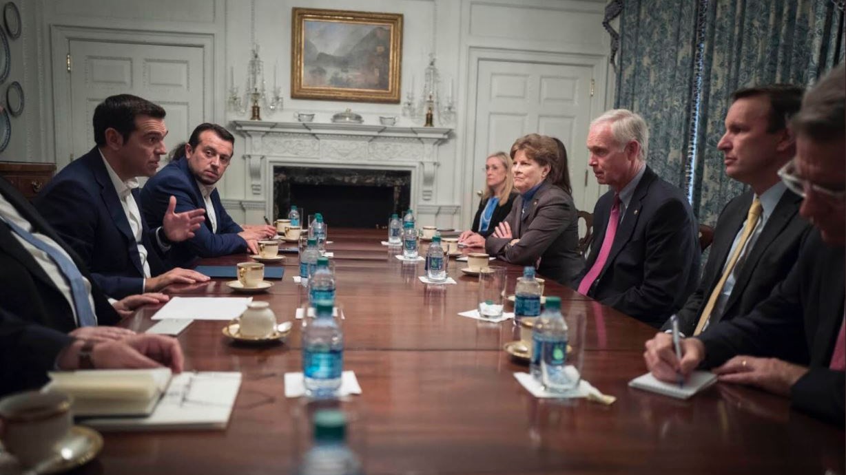 Τι αναφέρει το Μαξίμου για τη συνάντηση του Αλέξη Τσίπρα με Αμερικανούς Γερουσιαστές