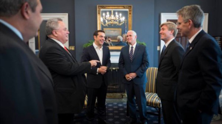 Φάκελο με τις τουρκικές παραβιάσεις στο Αιγαίο παρέδωσε στον Πενς ο Τσίπρας