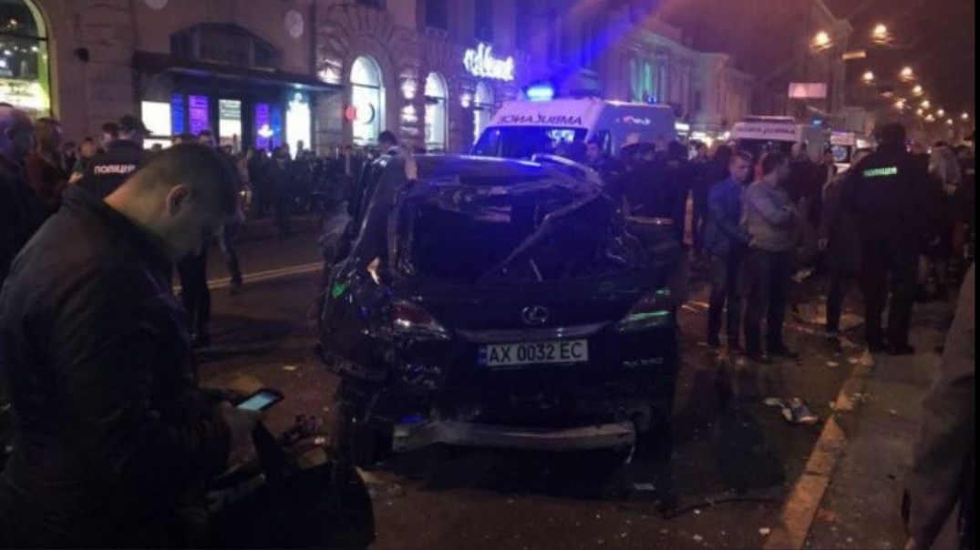 Οι πρώτες εικόνες από το σημείο της επίθεσης με αυτοκίνητο στην ουκρανική πόλη Χάρκοβο – ΦΩΤΟ – ΤΩΡΑ