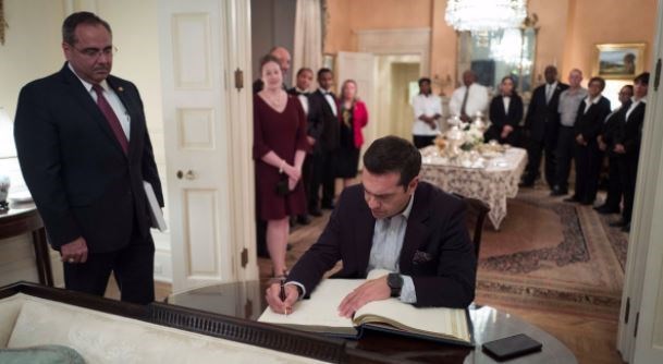 Στο βιβλίο επισκεπτών του Blair House υπέγραψε ο Τσίπρας