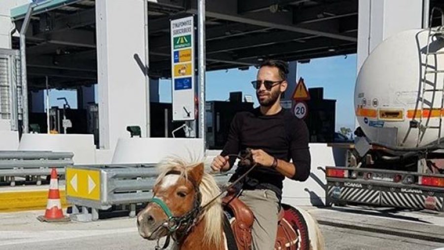 Προσπάθησε να περάσει τα διόδια του Ελαιώνα με… πόνυ και έγινε viral – ΦΩΤΟ