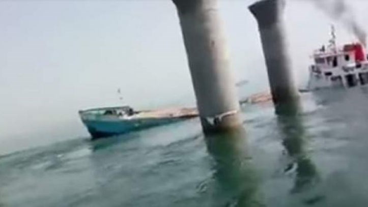 Η θάλασσα “καταπίνει” φορτηγό πλοίο στον Περσικό Κόλπο – ΒΙΝΤΕΟ