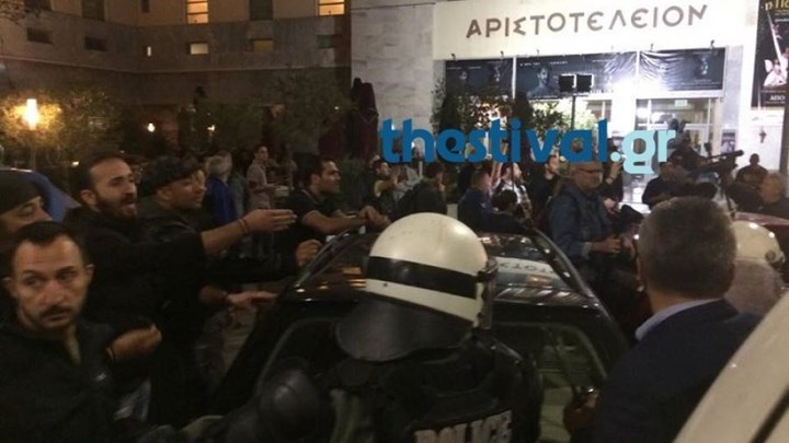 Τρεις συλλήψεις για την επεισοδιακή διαμαρτυρία κατά της παράστασης “Η Ώρα του Διαβόλου”