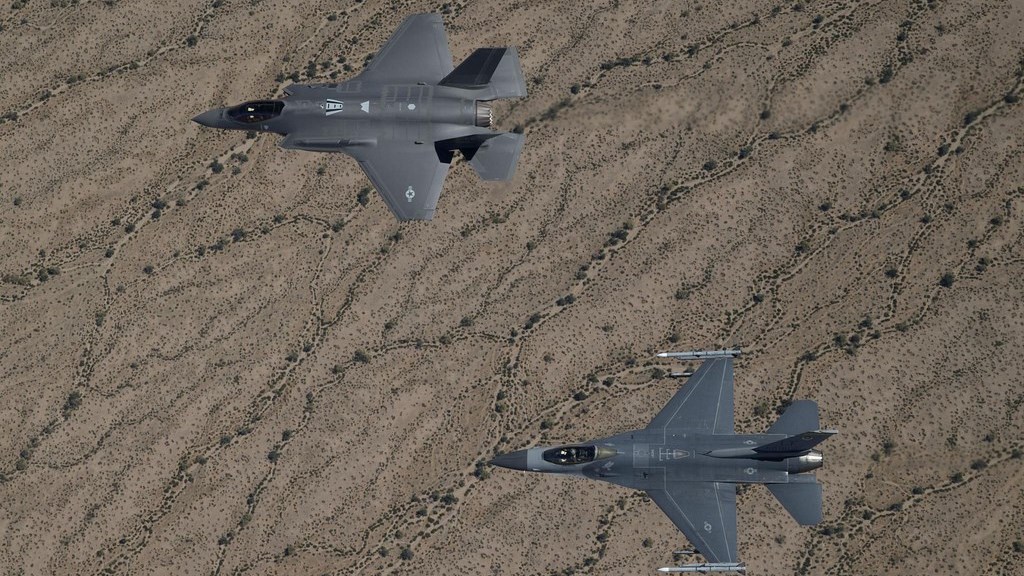 Οι κυρίαρχοι των αιθέρων: F-16 vs F-35 – ΒΙΝΤΕΟ