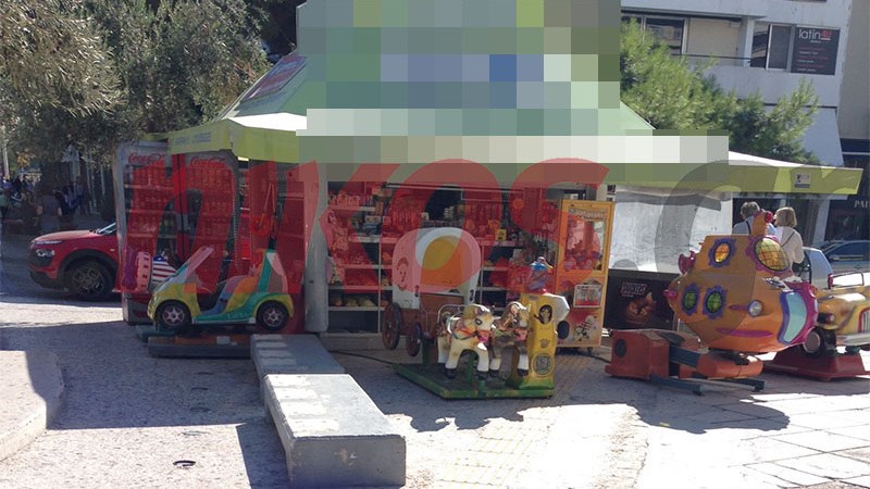 Τα παιχνίδια του περιπτέρου έκλεισαν τον οδηγό όδευσης τυφλών – Καταγγελία αναγνώστη