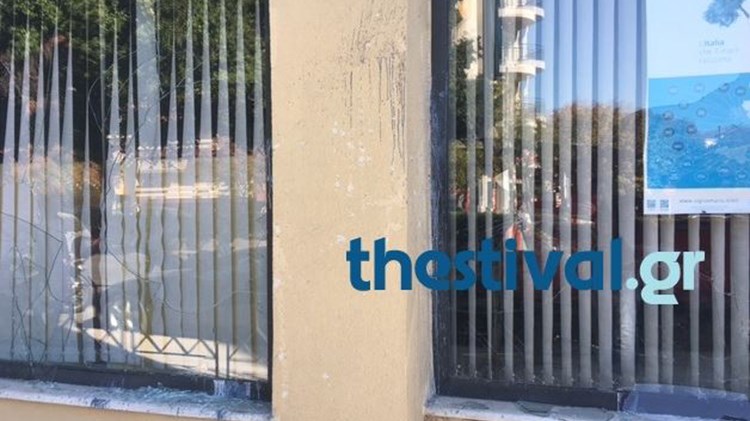 Επίθεση από αγνώστους στο ιταλικό προξενείο – ΦΩΤΟ