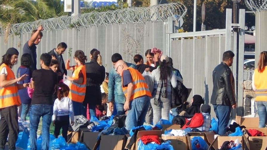 Πρόσφυγες εγκαταστάθηκαν στο λιμάνι της Χίου – ΦΩΤΟ