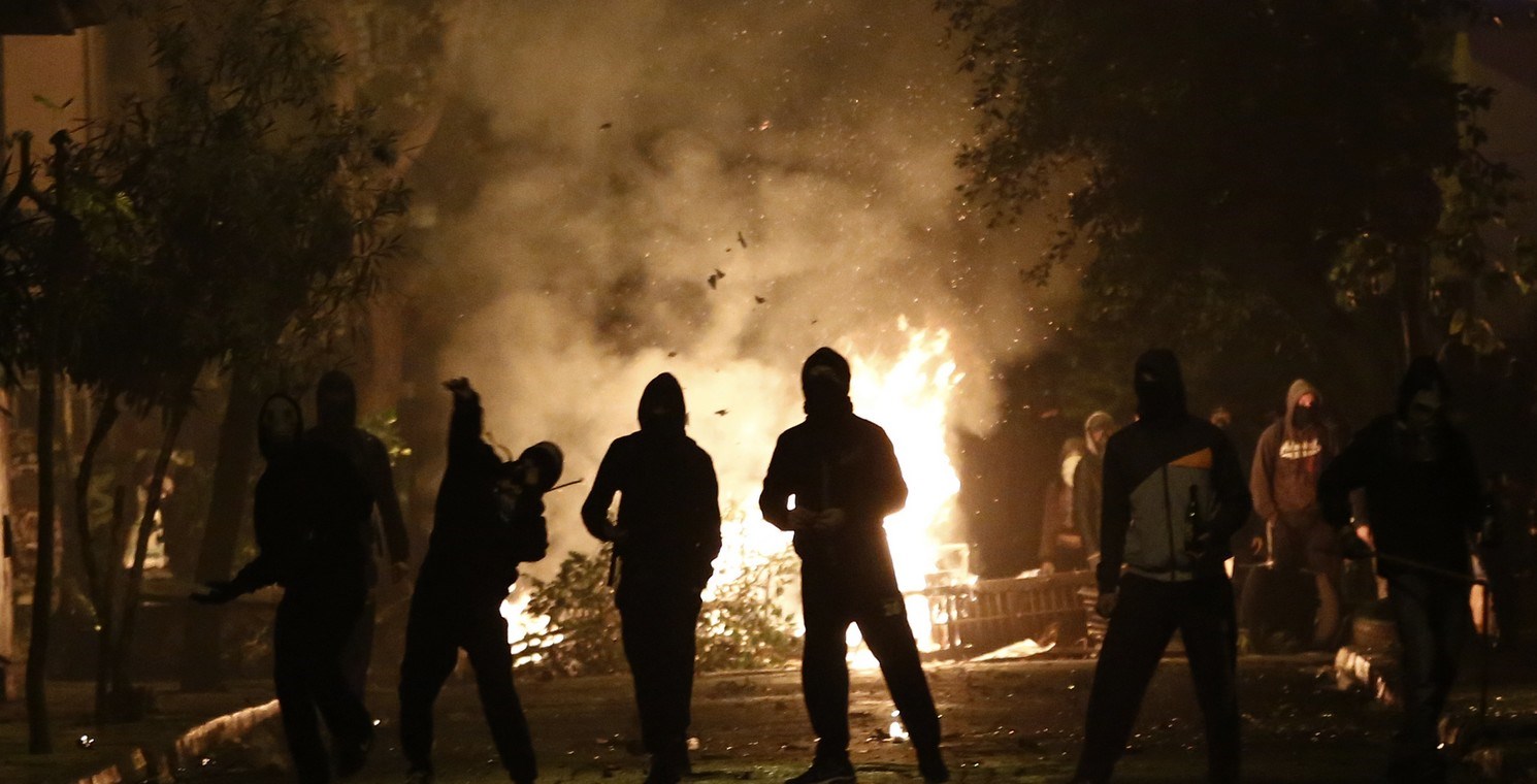 Κουκουλοφόροι επιτέθηκαν με μολότοφ σε αστυνομικούς στο Πολυτεχνείο