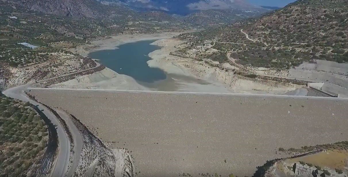 Εικόνες αποκάλυψης στην Κρήτη – Στέγνωσε το φράγμα της Φανερωμένης – ΒΙΝΤΕΟ