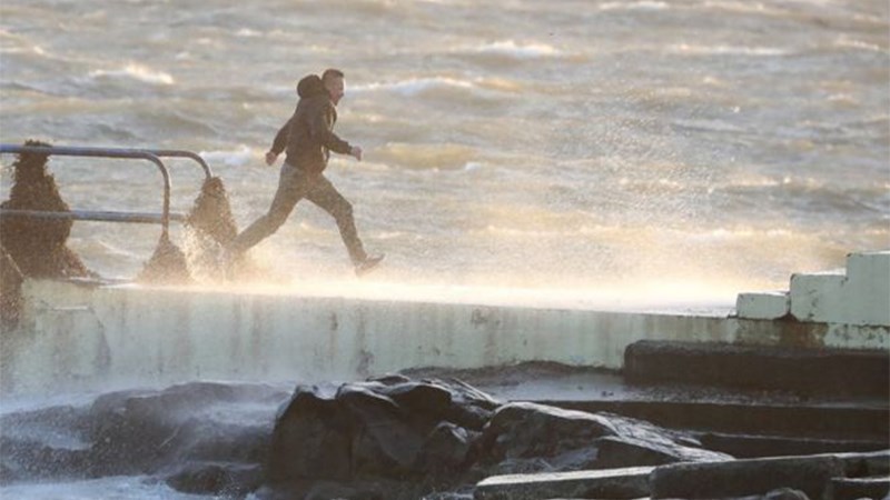 Η καταιγίδα Μπράιαν πλήττει την Ιρλανδία – Καταστροφές σε κτίρια – ΒΙΝΤΕΟ