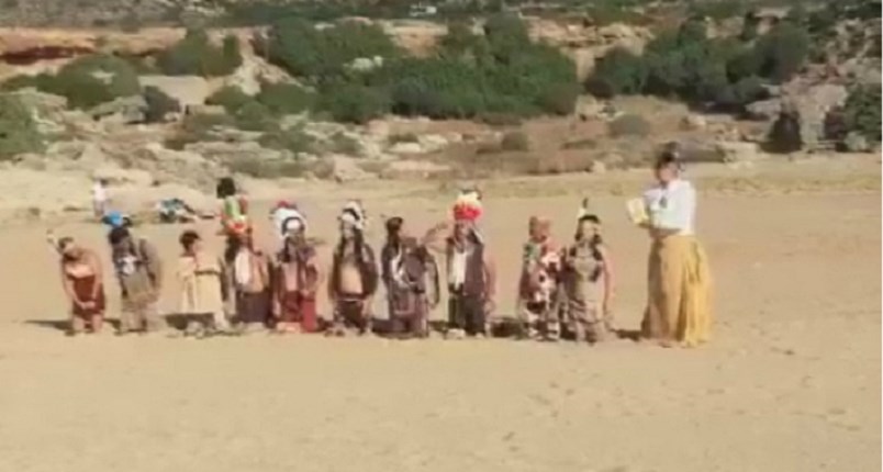 Τι γυρεύουν οι… Ινδιάνοι στα Φαλάσαρνα; – ΒΙΝΤΕΟ