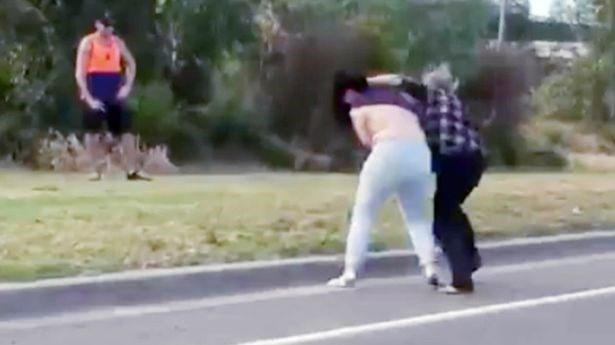 Τρομερός γυναικοκαβγάς στη μέση του δρόμου – ΦΩΤΟ ΚΑΙ ΒΙΝΤΕΟ